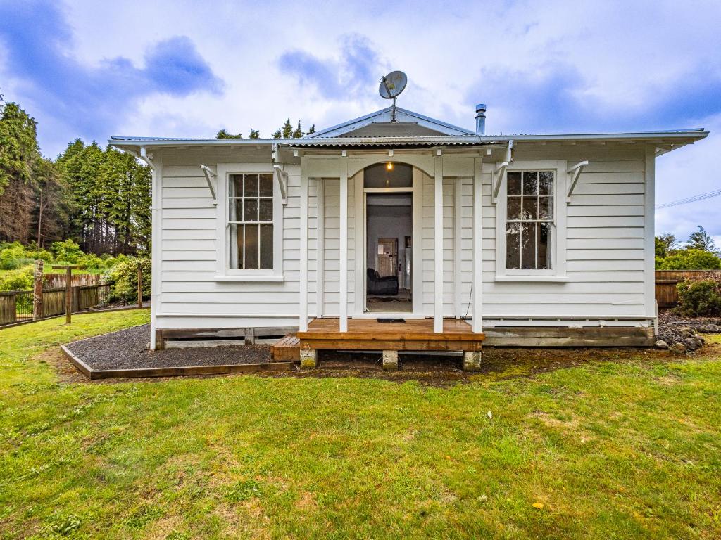 オハクネにあるWillow Lodge - Ohakune Holiday Homeの白い家(ポーチ付)