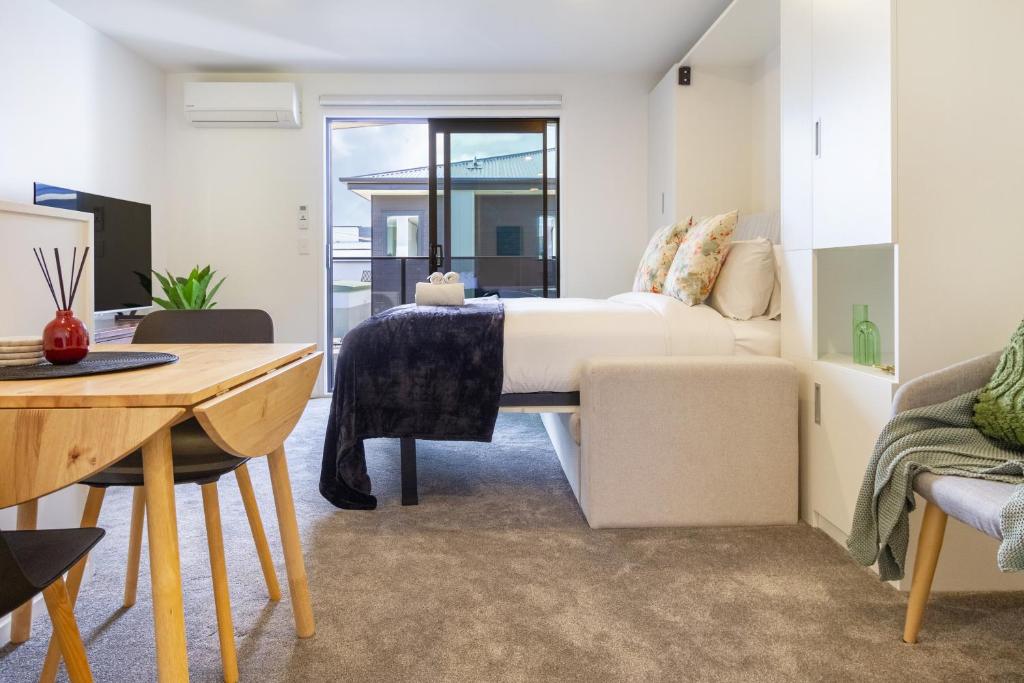 Metro Escape Studio across South City Mall - Resim 2