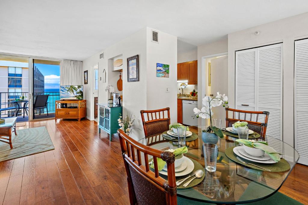 Un comedor y una sala de estar con mesa y sillas. en Royal Kahana 1015, en Kahana