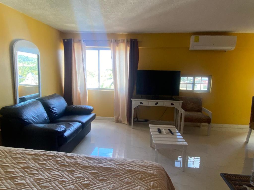 TV a/nebo společenská místnost v ubytování Sunset condos getaway In Ocho Rios