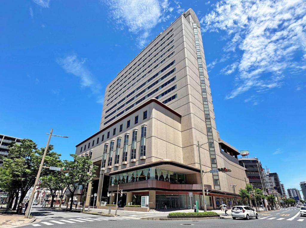 千葉市にあるロイヤルパインズホテル千葉  (2025年1月15日OPEN）の通りの角にある高い建物