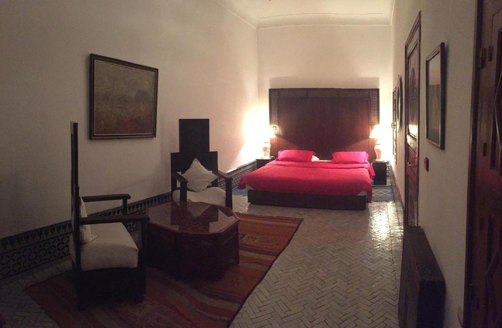 En eller flere senger på et rom på Riad Dar El Assafir