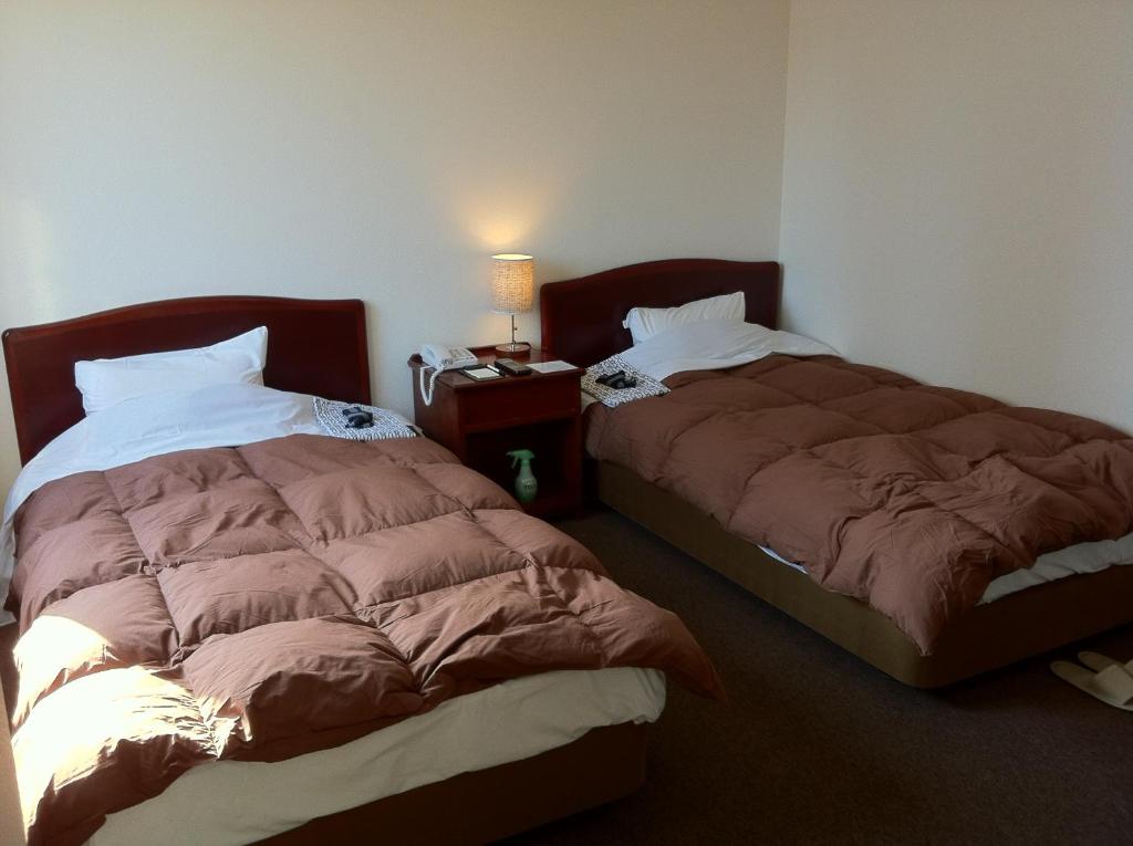 2 Betten nebeneinander in einem Zimmer in der Unterkunft Prince Hotel Shimonoseki in Shimonoseki