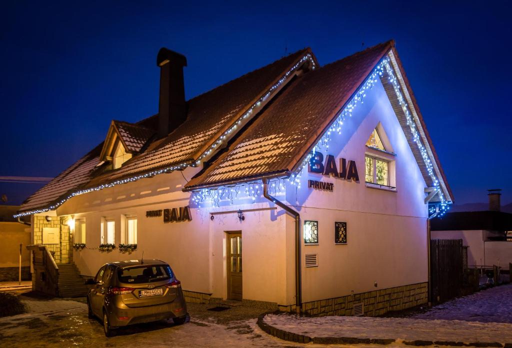 una casa con luces de Navidad en ella en Privat Baja, en Liptovský Mikuláš