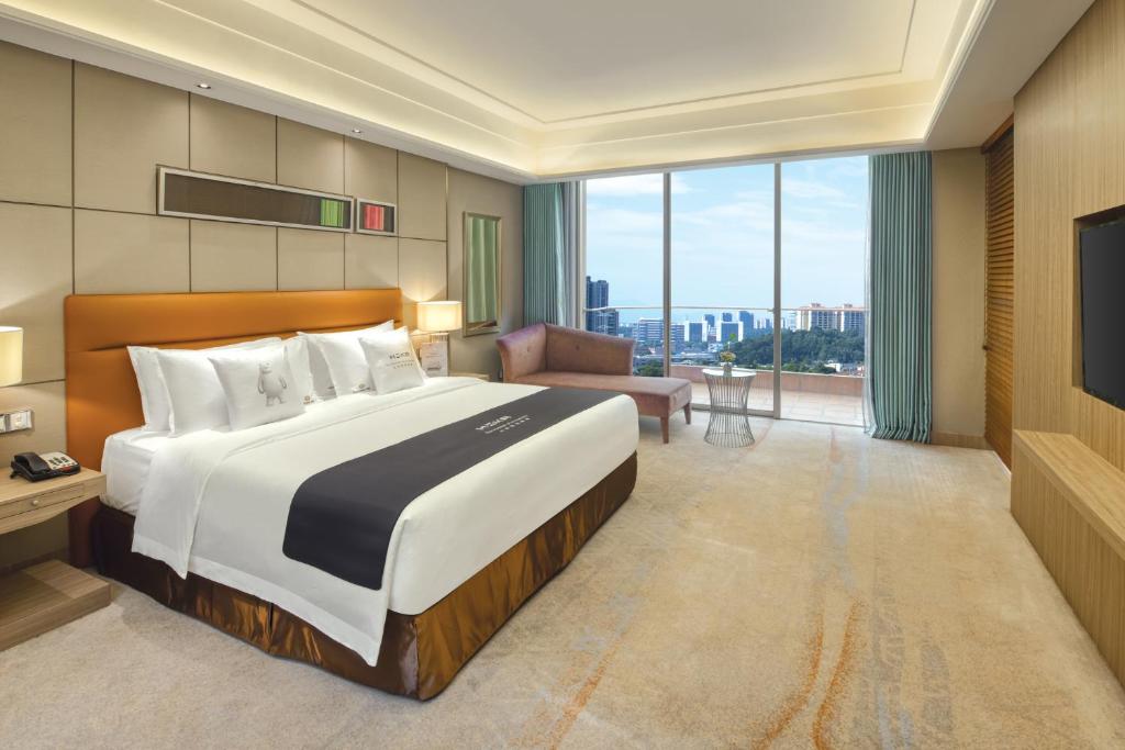 Postel nebo postele na pokoji v ubytování Dongguan Royal Garden Hotel