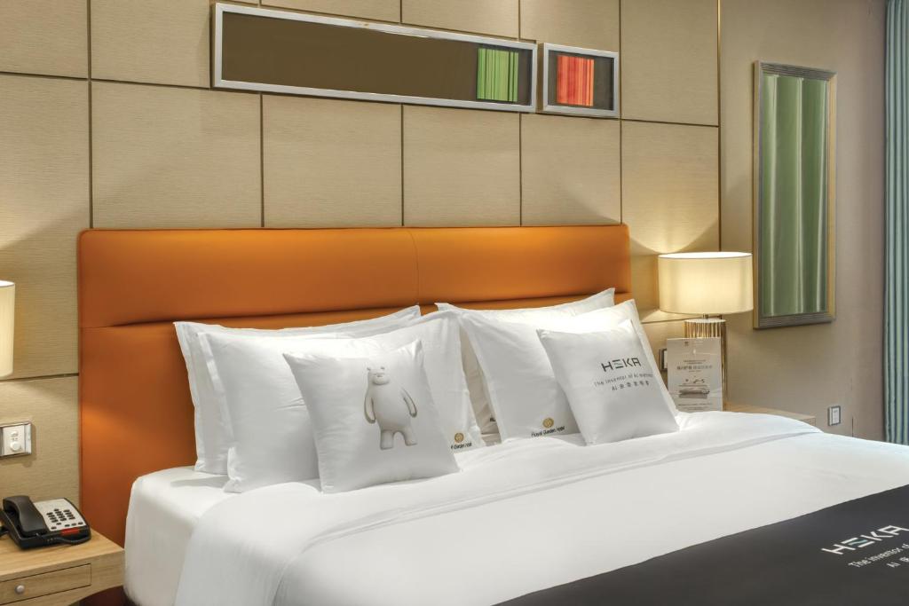 Postel nebo postele na pokoji v ubytování Dongguan Royal Garden Hotel