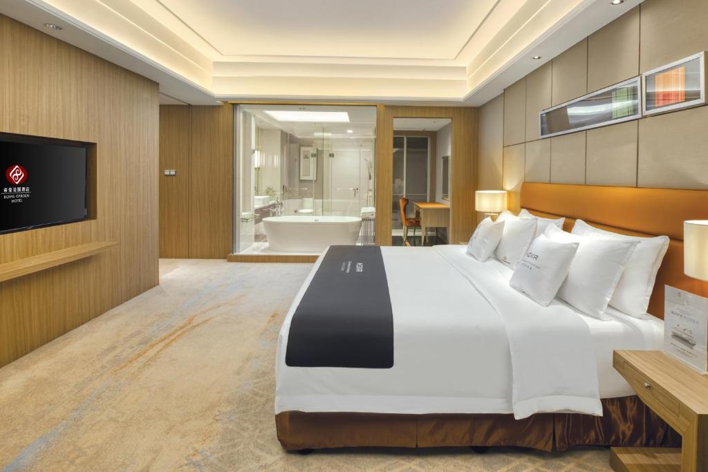 Postel nebo postele na pokoji v ubytování Dongguan Royal Garden Hotel