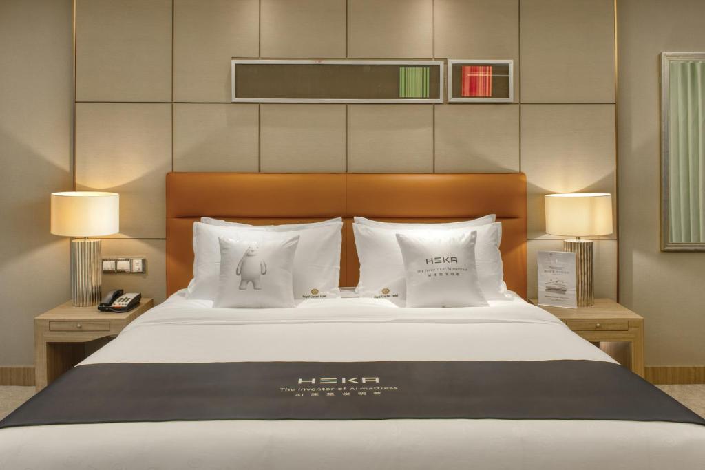 Postel nebo postele na pokoji v ubytování Dongguan Royal Garden Hotel