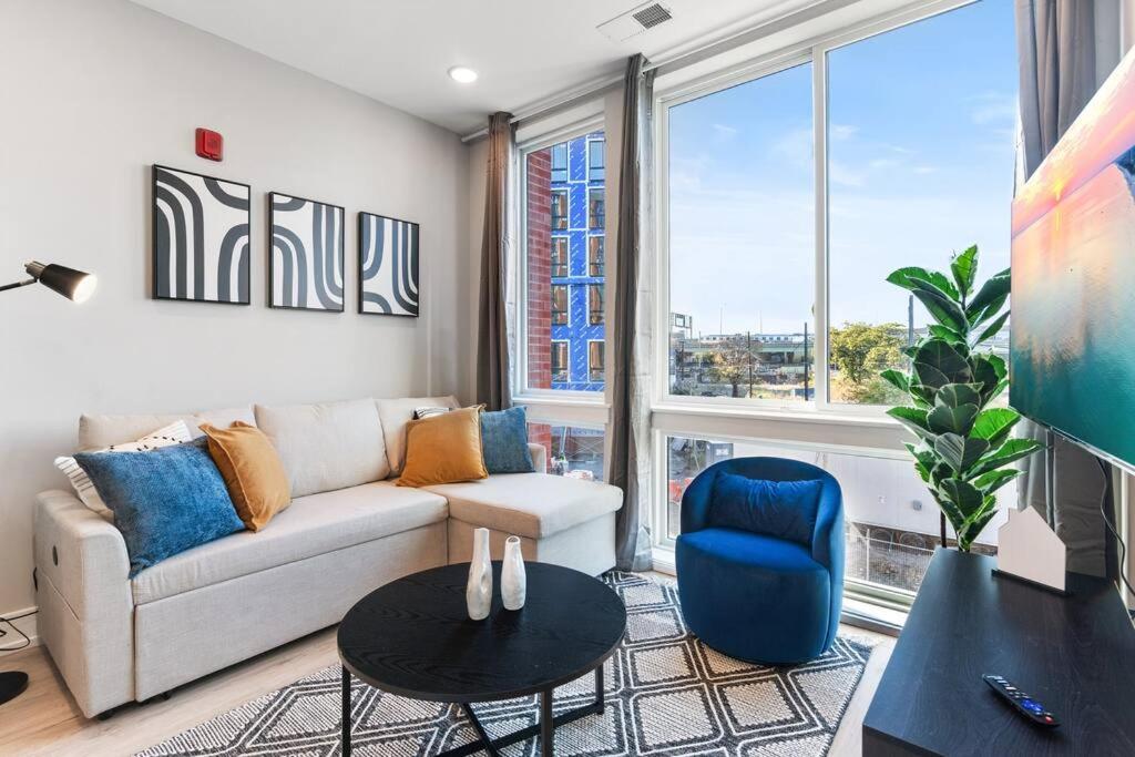 una sala de estar con un sofá y una mesa en Waterfront Studio - Near Fishtown and Old City, en Filadelfia