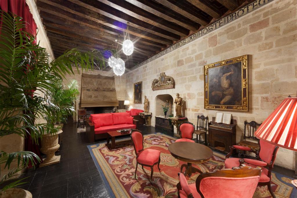 A seating area at Posada Real Castillo del Buen Amor