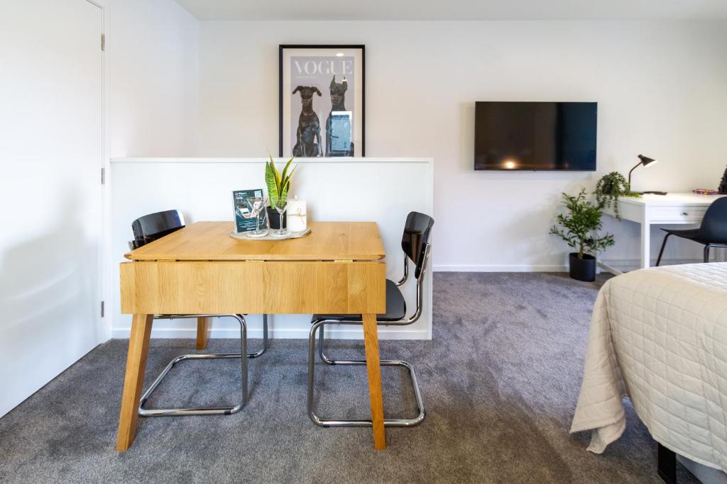 Charming Studio with desk space near South City Mall - Resim 13