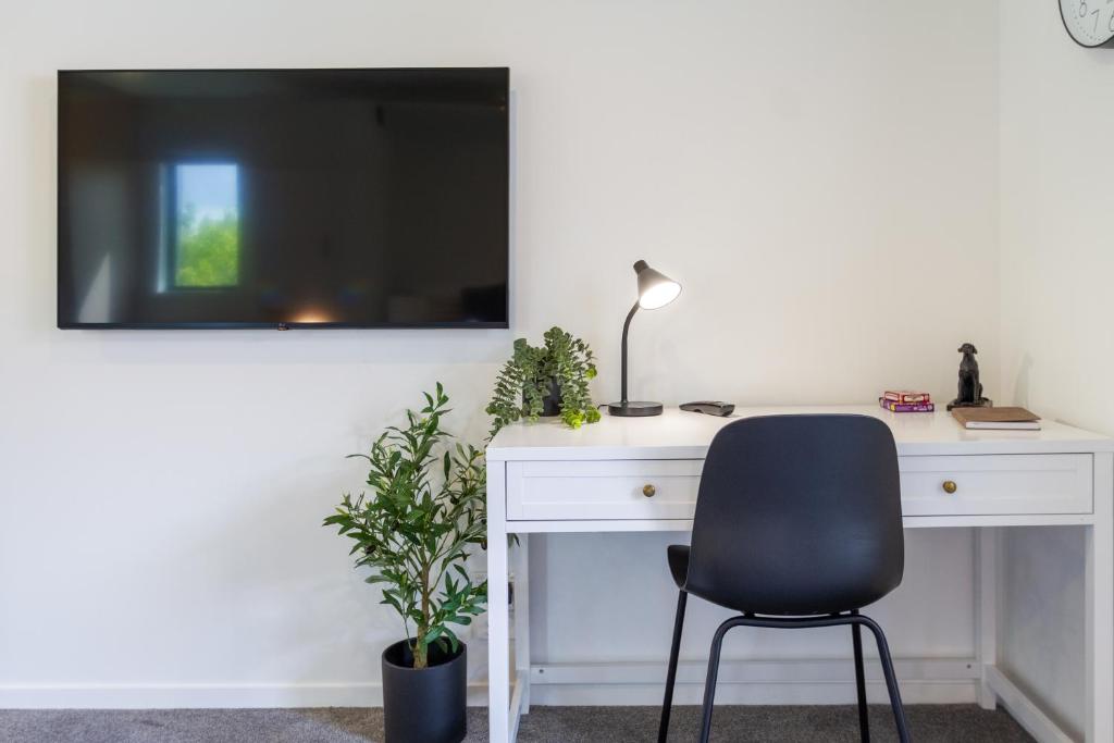 Charming Studio with desk space near South City Mall - Resim 23