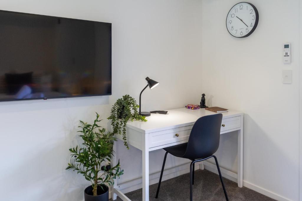 Charming Studio with desk space near South City Mall - Resim 25