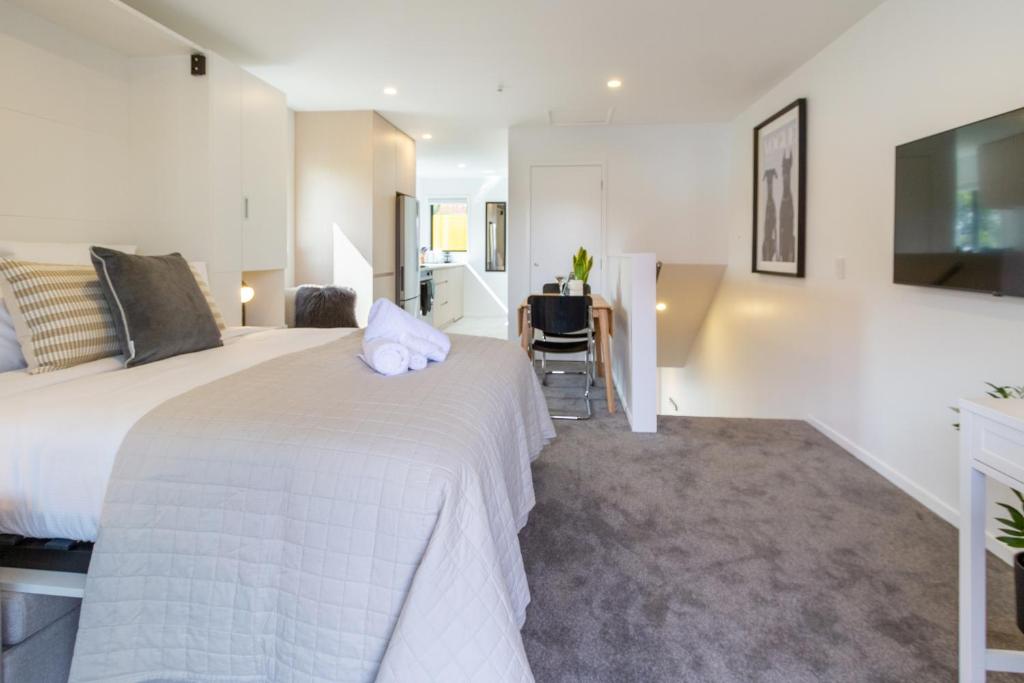 Charming Studio with desk space near South City Mall - Resim 5