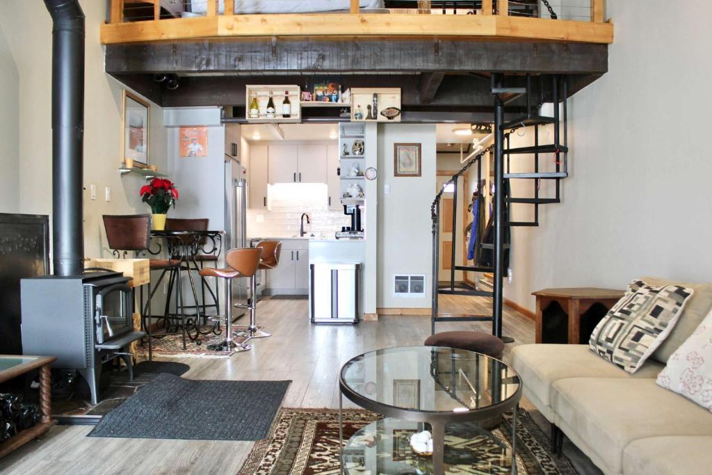 Posezení v ubytování Modern Cabin-Style Loft in Vail On Shuttle Route