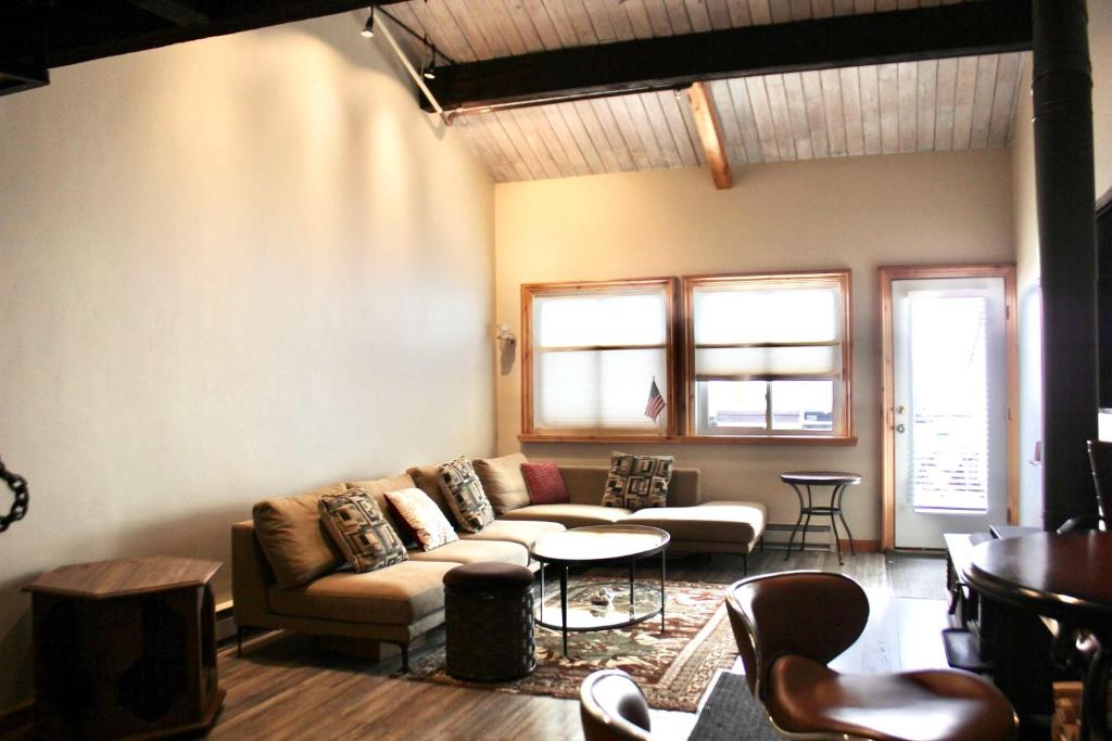Posezení v ubytování Modern Cabin-Style Loft in Vail On Shuttle Route