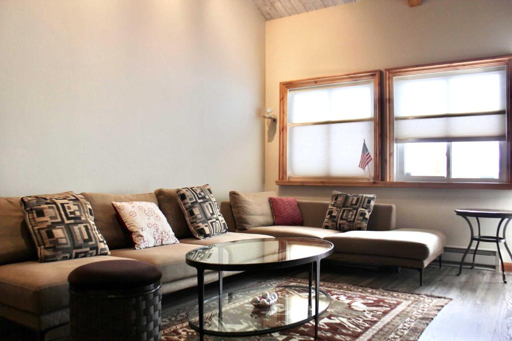 Posezení v ubytování Modern Cabin-Style Loft in Vail On Shuttle Route