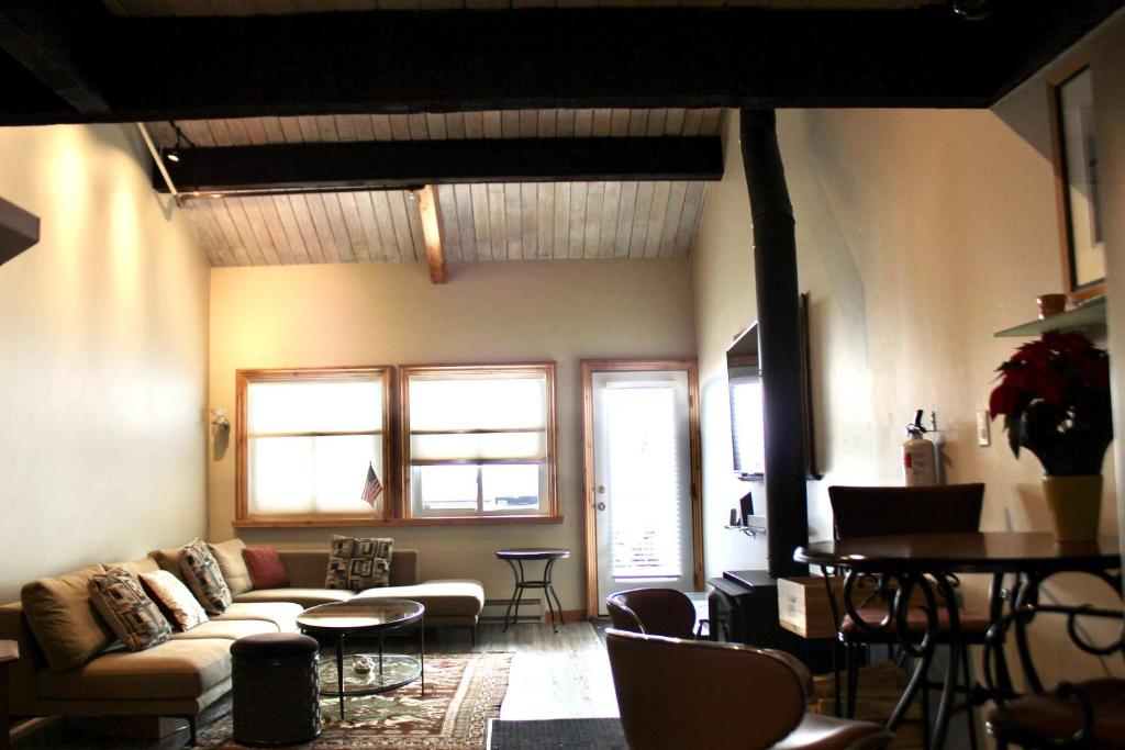 Posezení v ubytování Modern Cabin-Style Loft in Vail On Shuttle Route