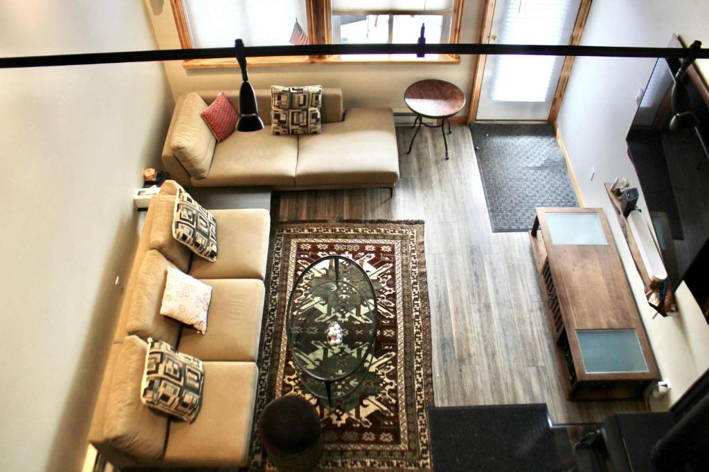 Posezení v ubytování Modern Cabin-Style Loft in Vail On Shuttle Route