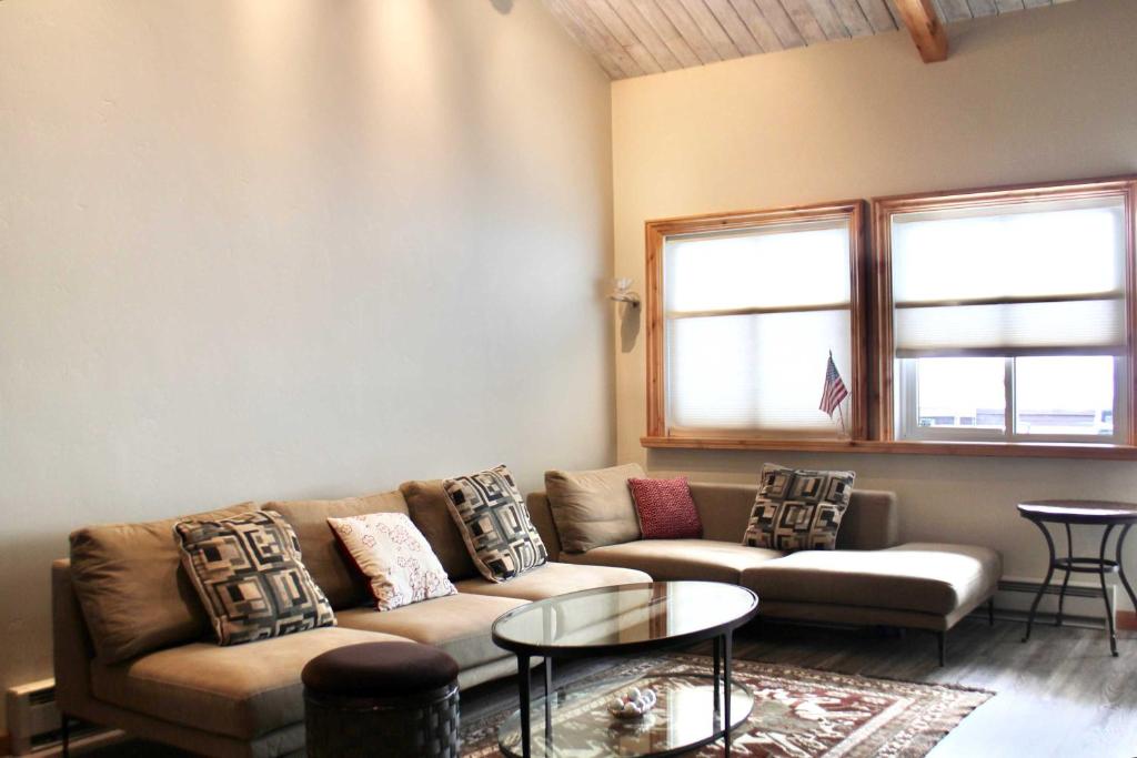 Posezení v ubytování Modern Cabin-Style Loft in Vail On Shuttle Route
