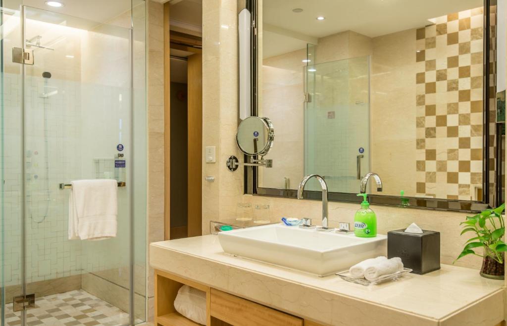 Koupelna v ubytování Panyu Hotel
