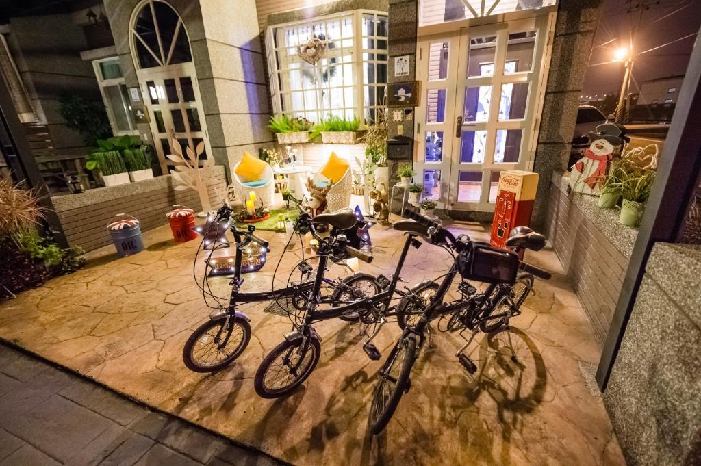 two bikes parked in front of a building at 巴黎Villa C館 in Luodong