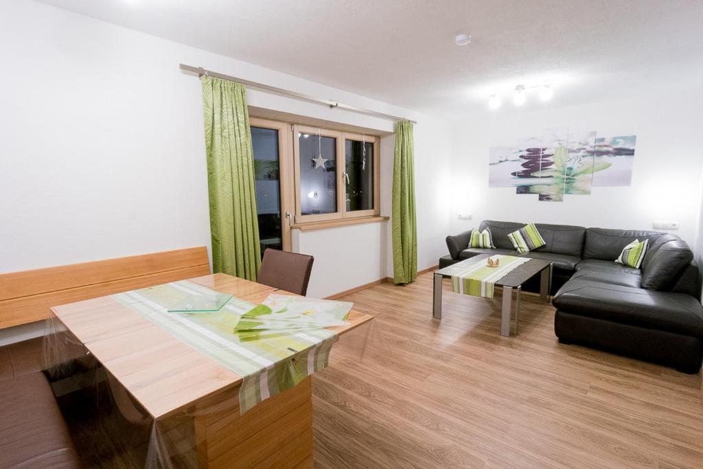 ein Wohnzimmer mit Couch und Tisch in der Unterkunft Haus Schennach in Mayrhofen