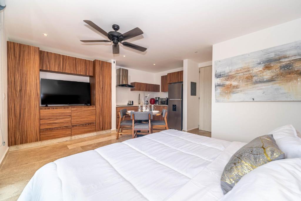 King Suite with Balcony, Gym, Rooftop Pool