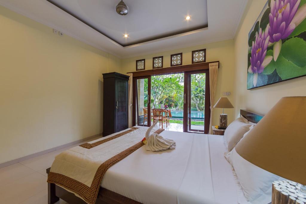 Postel nebo postele na pokoji v ubytování The Tunjung Ubud Retreat