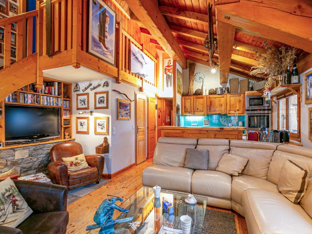 - un salon avec un canapé et une télévision dans l'établissement Charmant duplex avec cheminée, parking et WiFi à Val-d'Isère - FR-1-694-368, à Val dʼIsère