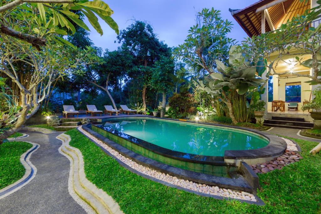 Bazén v ubytování The Tunjung Ubud Retreat nebo v jeho okolí