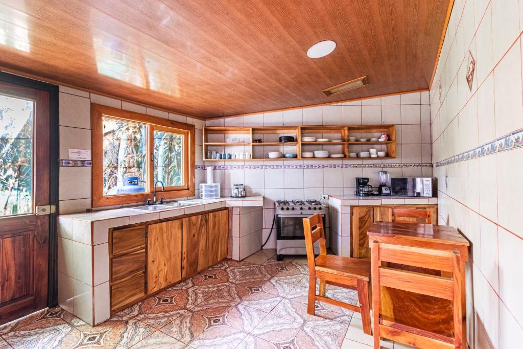 Kuchyň nebo kuchyňský kout v ubytování Montefresco Boutique Hostel