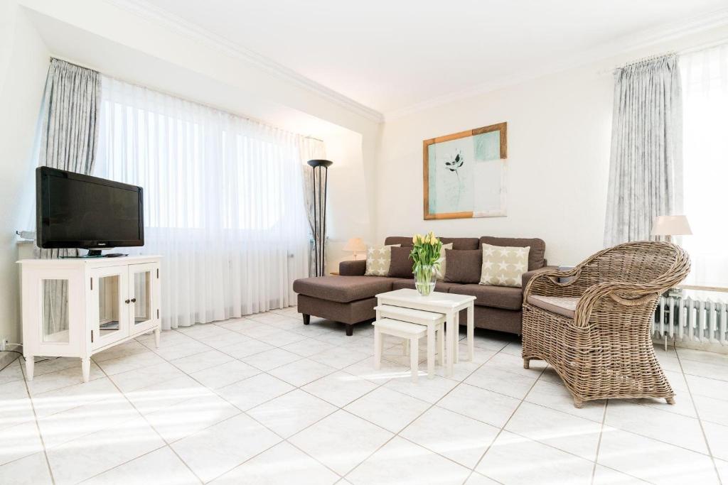 TV a/nebo společenská místnost v ubytování Haus-Ornum-3-OG-Wohnung-25