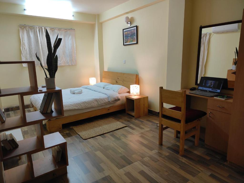 Postel nebo postele na pokoji v ubytování Tanani Newa Home -Dhaulagiri