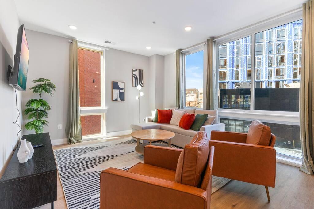 フィラデルフィアにあるAmazing City Views - Sleeps 6 - Near Fishtownのソファとテーブルのあるリビングルーム
