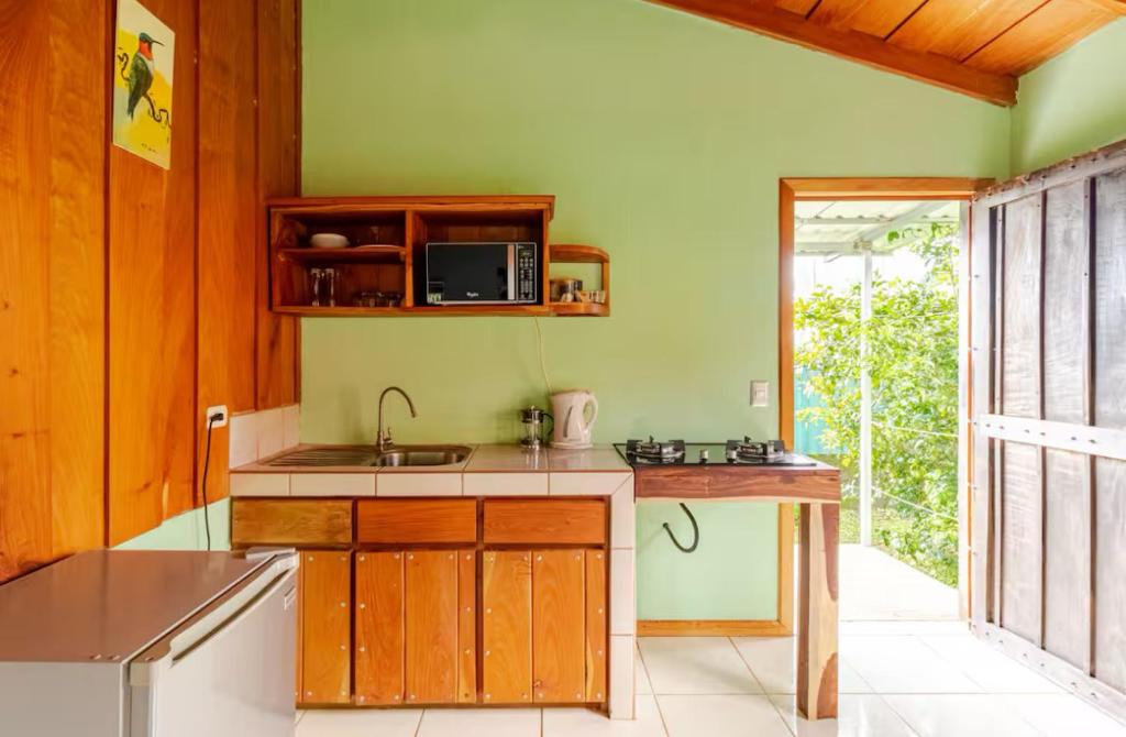 Kuchyň nebo kuchyňský kout v ubytování Montefresco Boutique Hostel