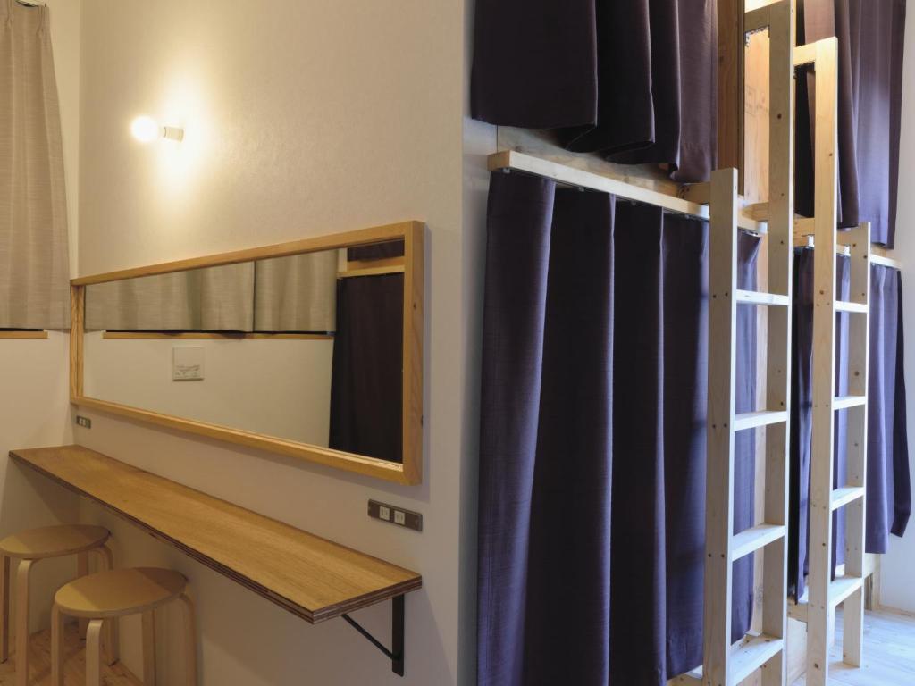 Kuchyň nebo kuchyňský kout v ubytování Hostel Mitsuwaya Osaka