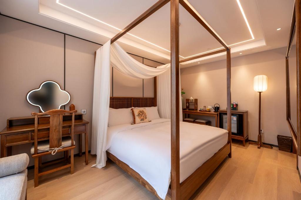Postel nebo postele na pokoji v ubytování Fuxue QiuGuo Hotel Beijing Nanluoguxiang Siheyuan Branch