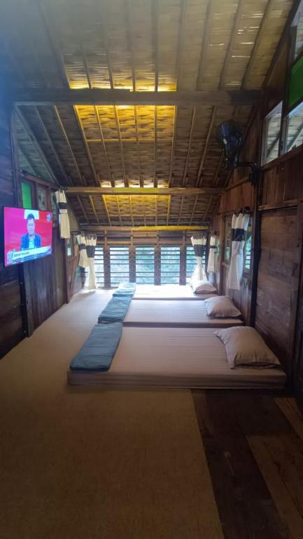 Postel nebo postele na pokoji v ubytování Kebun Hanoman Villa