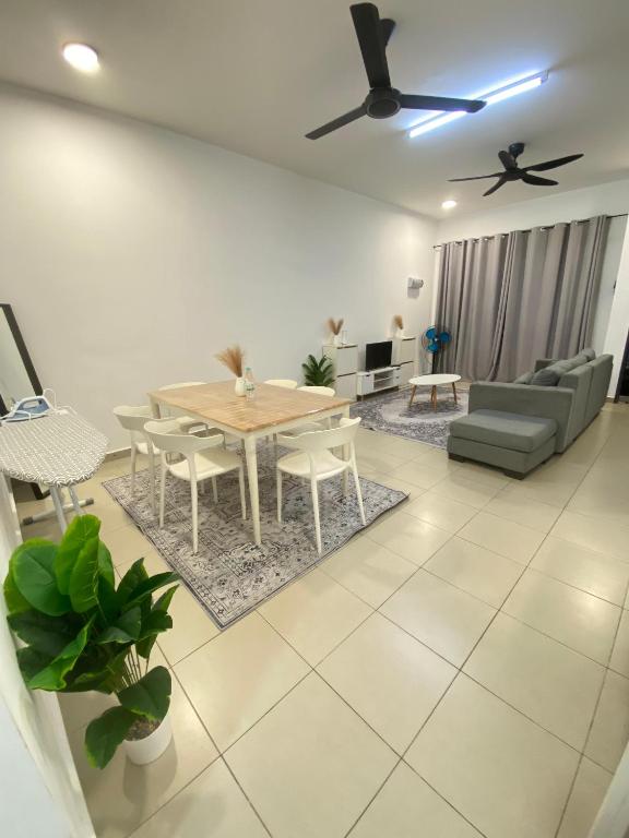 ein Wohnzimmer mit Tisch und Couch in der Unterkunft Syakif Homestay HICOM University in Pekan