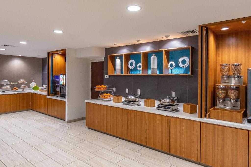 Příslušenství pro přípravu čaje a kávy v ubytování SpringHill Suites Anchorage Midtown