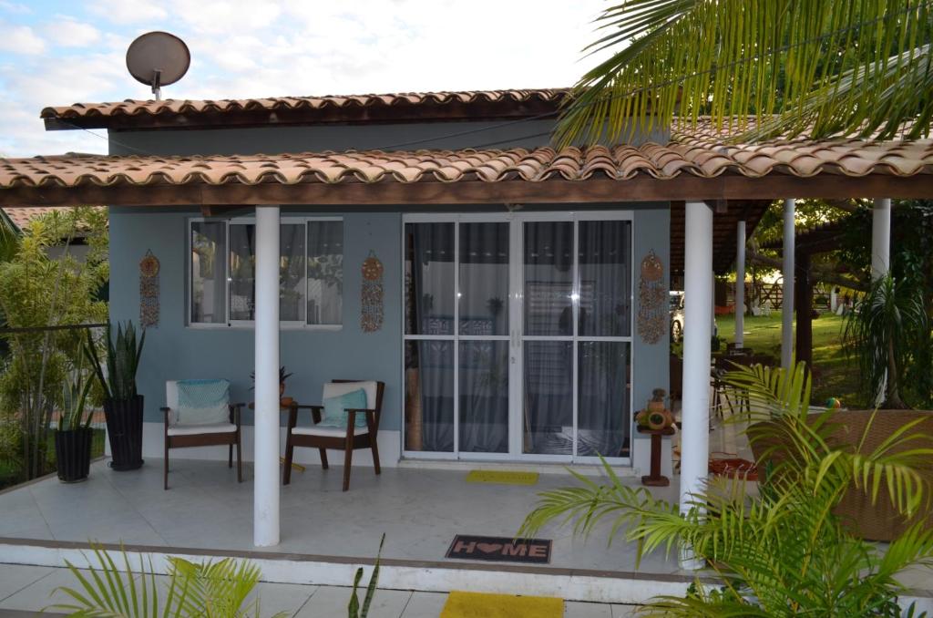 JandaíraにあるParaíso dos Coqueiros - Casa Bem-te-viの小さな家(テーブルと椅子付)