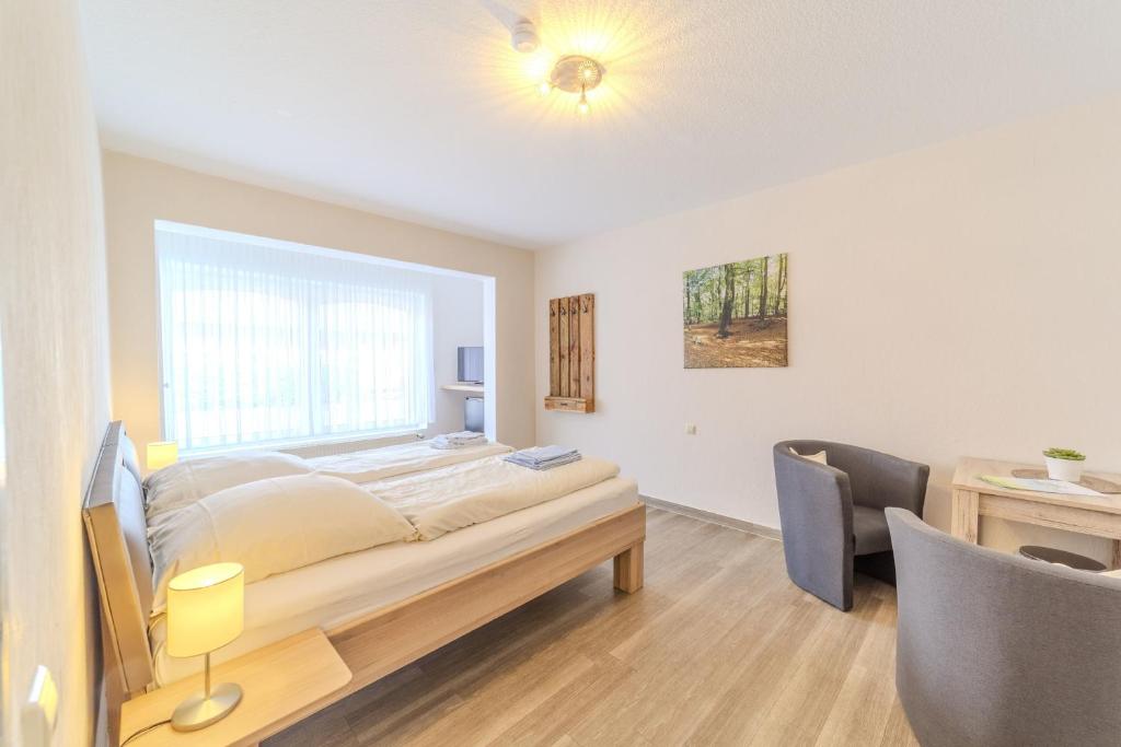 Postel nebo postele na pokoji v ubytování Familienhof Brüning - Doppelzimmer Waldesruh I