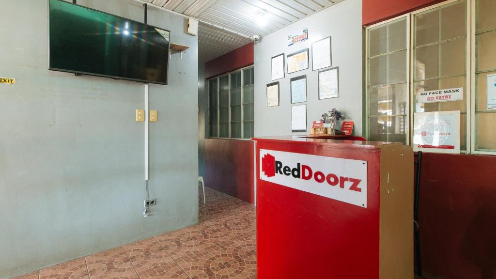 TV a/nebo společenská místnost v ubytování RedDoorz @ FDB Homes Nueva Ecija