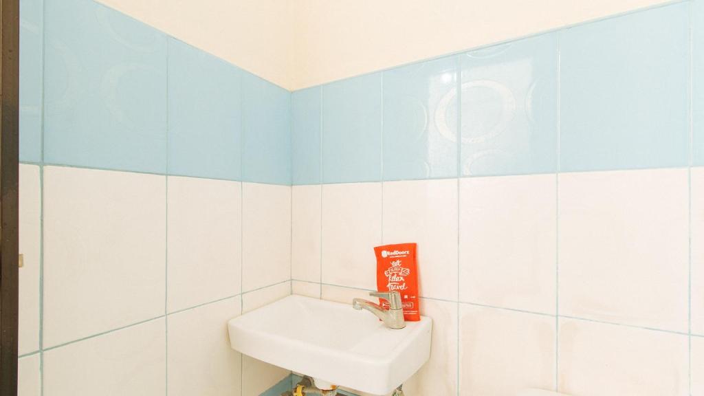 Koupelna v ubytování RedDoorz @ FDB Homes Nueva Ecija