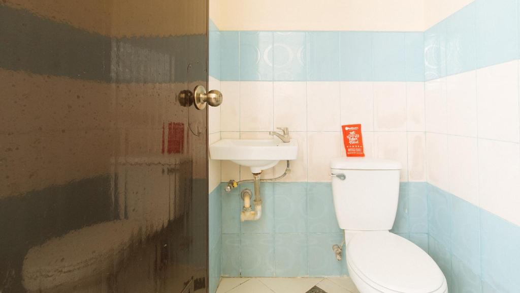 Koupelna v ubytování RedDoorz @ FDB Homes Nueva Ecija