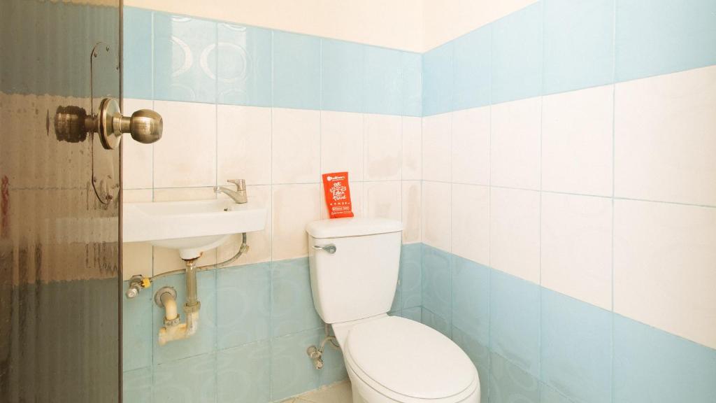 Koupelna v ubytování RedDoorz @ FDB Homes Nueva Ecija