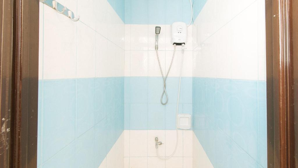 Koupelna v ubytování RedDoorz @ FDB Homes Nueva Ecija