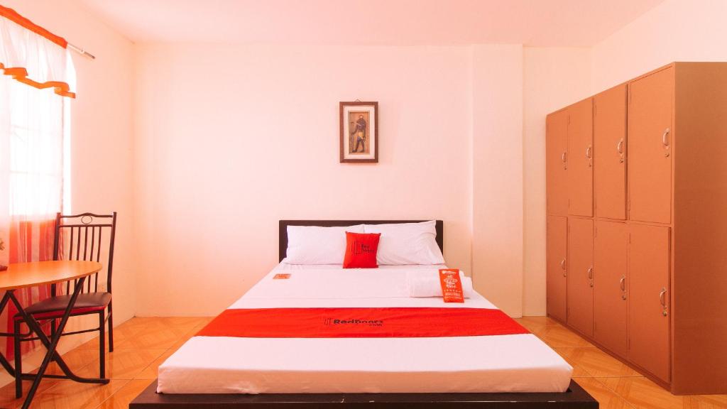 Postel nebo postele na pokoji v ubytování RedDoorz @ FDB Homes Nueva Ecija