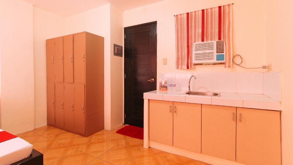 Kuchyň nebo kuchyňský kout v ubytování RedDoorz @ FDB Homes Nueva Ecija